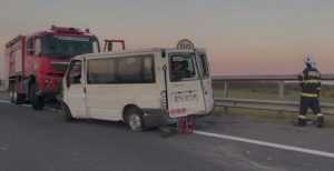 microbuz autostrada - Accident grav cu un microbuz pe autostradă! 7 persoane implicate!