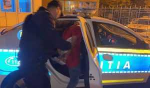 Furt în Pitești! Un puști de 17 ani a spart un magazin și a furat telefoane mobile 1 retinut politie - Furt în Pitești! Un puști de 17 ani a spart un magazin și a furat telefoane mobile