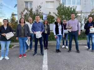 USR-iștii au împărțit ziare și au stat de vorbă cu cetățenii în Expo Parc 1 USR
