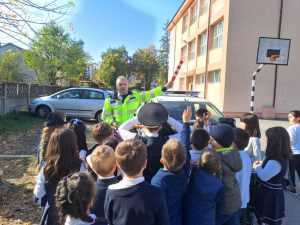Elevii unei școli din Pitești, vizitați de polițiștii locali 1 elevii