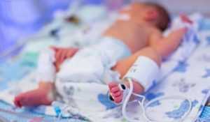 bebelus spital - Un bebeluș a ajuns la spital cu o foarfecă înfiptă în cap