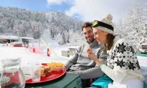 Minivacanță de 5 zile pentru români 25 cuplu mancand in vacanta de iarna - Minivacanță de 5 zile pentru români