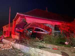masina accident noapte zid casa - Accident mortal după ce un tânăr a intrat cu mașina într-o casă