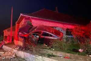 Mașină suspendată în peretele unei case! Șoferul este în stare gravă 1 masina infipta casa - Mașină suspendată în peretele unei case! Șoferul este în stare gravă