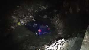 O șoferiță a pierdut controlul volanului și a căzut cu mașina în râu. Alte trei femei se aflau în mașină 1 masina noapte cazut rau - O șoferiță a pierdut controlul volanului și a căzut cu mașina în râu. Alte trei femei se aflau în mașină