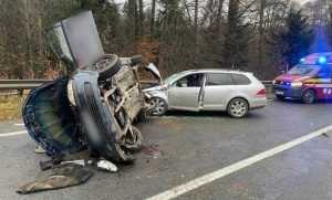 accident 2 masini smurd e1667894363704 - 2 mașini distruse după un accident rutier! 4 victime implicate!
