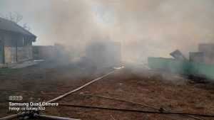 fum incendiu - (VIDEO) Încă două construcții au fost cuprinse de flăcări în Argeș!