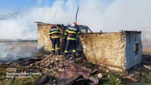 incendiu pompieri - (VIDEO) Încă două construcții au fost cuprinse de flăcări în Argeș!