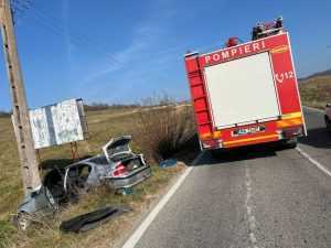 masina stalp - O șoferiță a intrat cu mașina într-un stâlp! Patru persoane, dintre care 3 minore- transportate la spital