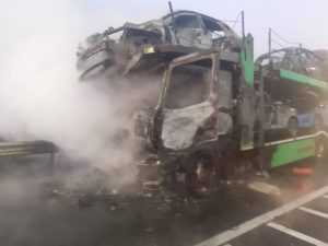 Un TIR încărcat cu opt mașini a luat foc pe drumul expres Craiova - Piteşti 1 tir-foc