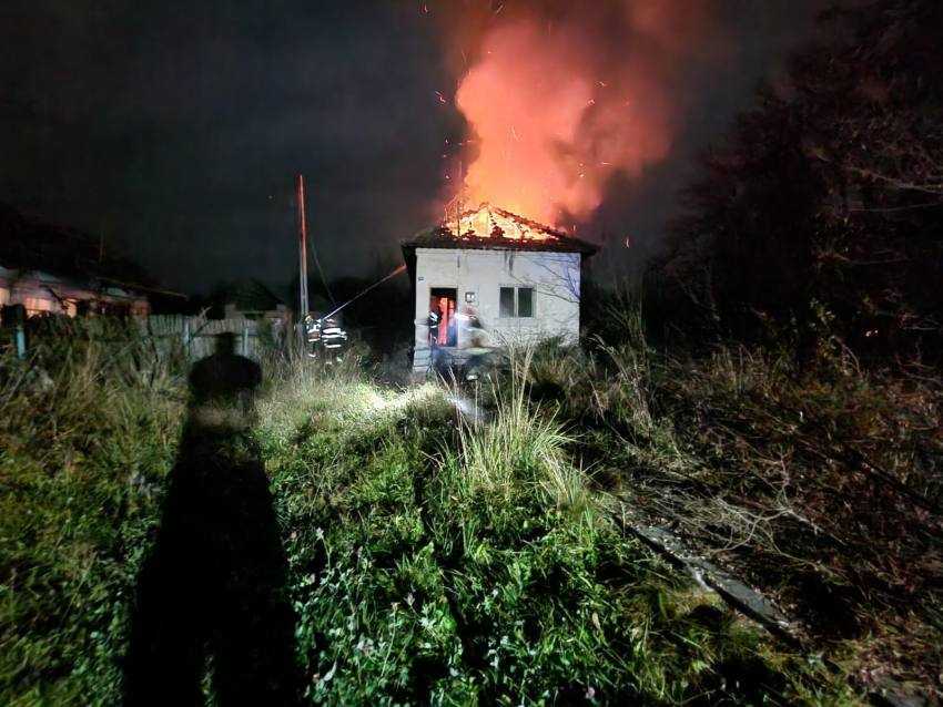incendiu casa 2 - Argeșeancă de 53 de ani amendată după ce a aruncat gunoiul menajer cu tot cu europubele, în pârâul Turcești