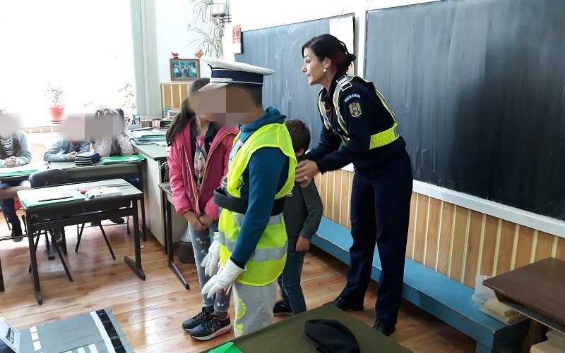 politisti in scoli 1 - Aproximativ 400 de elevi argeșeni au primit în ultima săptămână vizita jandarmilor