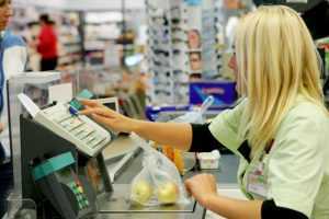 Valoarea tichetelor de masă crește pentru o categorie de angajați 1 supermarket casier cumparaturi - Valoarea tichetelor de masă crește pentru o categorie de angajați