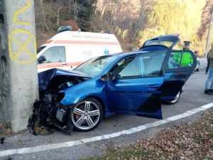 A intrat cu mașina într-un stâlp la Lerești! Un bărbat și doi copii transportați la spital! 1 masina in stalp