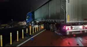 autotren noapte - (VIDEO) Un autotren a derapat pe calea ferată de pe DN1!