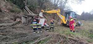Bărbat de 50 de ani mort, după ce un tractor s-a răsturnat peste el! 1 macara - Bărbat de 50 de ani mort, după ce un tractor s-a răsturnat peste el!