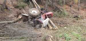 macara padure - Bărbat de 50 de ani mort, după ce un tractor s-a răsturnat peste el!