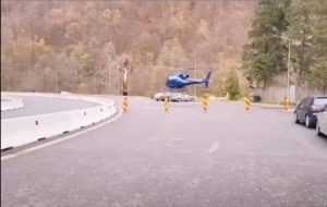elicopter manastire - Un enoriaș „special” a ajuns la Mănăstirea Lainici cu ... elicopterul