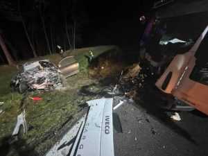 accident noapte arges - (VIDEO) Dumnezeu e mare! Traiește, deși mașina este praf!