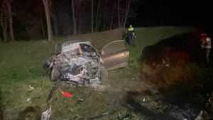 (VIDEO) Dumnezeu e mare! Traiește, deși mașina este praf! 1 masina accident noapte - (VIDEO) Dumnezeu e mare! Traiește, deși mașina este praf!