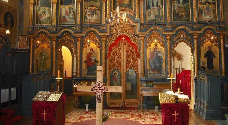 143346_biserica-oameni Sursa Crestin Ortodox