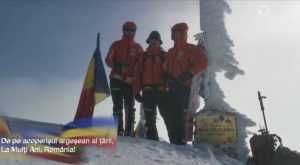 Salvamont Arges vf Moldoveanu 1 decembrie - ”De pe acoperișul argeșean al țării, LA MULȚI ANI ROMÂNIA!”
