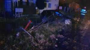 accident noapte - Un piteștean a provocat un accident rutier când era drogat! A lăsat mașina acolo și a fugit de frică!