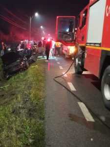 isu noapte - Argeș! Mașină intrată într-un cap de pod! 4 victime implicate!