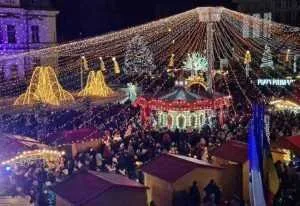 Atmosfera de poveste în centrul Piteştiului. Dar cu ce preţ? 200.000 de euro costul iluminatului festiv în 2022 1 targ craciun pitesti 2022