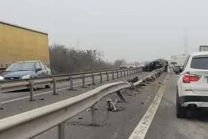 Incredibil! I-a explodat roata, a intrat într-un autoturism și l-a proiectat între glisiere pe A1! 1 Sursa Foto romania24.ro