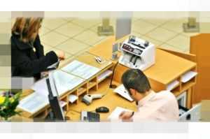 femeie ghiseu banca - O femeie a încercat să jefuiască o bancă! A amenințat angajații cu o foarfecă