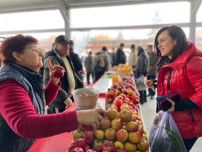 Simona Bucura Oprescu la deschiderea pietei agroalimentare de la Leresti decembrie 2022 Sursă foto: Facebook Simona Bucura Oprescu