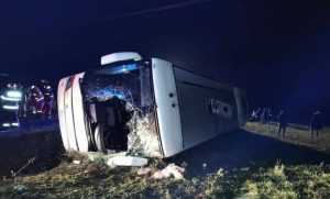 Autocar cu 33 de persoane- răsturnat! S-a activat PLANUL ROȘU de intervenție 1 autocar rasturnat arad2 - Autocar cu 33 de persoane- răsturnat! S-a activat PLANUL ROȘU de intervenție