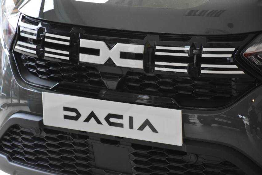 VIZITA DAPEROM 14 - Noile modele Dacia testate de fotbaliștii FC Argeș, în showroom-ul Daperom