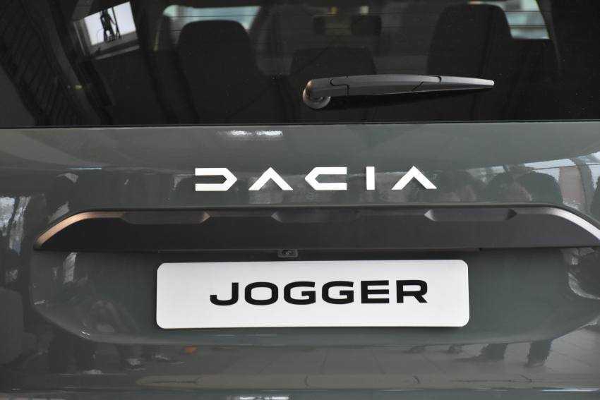 VIZITA DAPEROM 18 - Noile modele Dacia testate de fotbaliștii FC Argeș, în showroom-ul Daperom