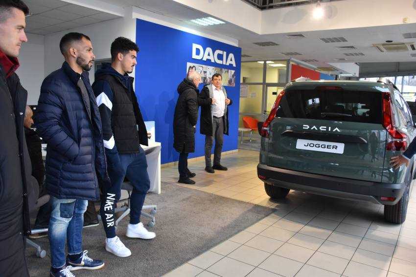 VIZITA DAPEROM 20 - Noile modele Dacia testate de fotbaliștii FC Argeș, în showroom-ul Daperom