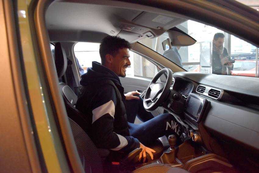 VIZITA DAPEROM 38 - Noile modele Dacia testate de fotbaliștii FC Argeș, în showroom-ul Daperom