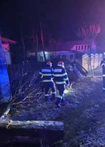 masina rasturnata accident - Argeș: Mașină răsturnată în afara drumului! Victima - o tânără de 15 ani!