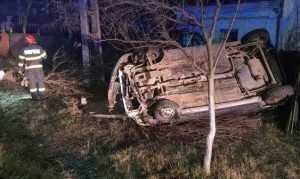 masina rasturnata e1670965357704 - Argeș: Mașină răsturnată în afara drumului! Victima - o tânără de 15 ani!