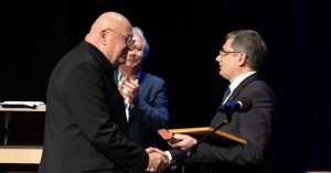 Președintele Parlamentului Republicii Moldova i-a înmânat premiul de excelență celebrului actor Constantin Cotimanis 8 Constantin Cotimanis premiat de Igor Grosu r Moldova 2022 - Președintele Parlamentului Republicii Moldova i-a înmânat premiul de excelență celebrului actor Constantin Cotimanis