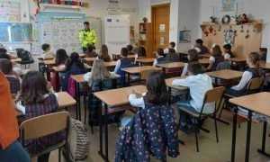 IPJ la datorie! Proiectul „Ia atitudine, spune stop violenței!” în școli! 1 politie scoala e1671044445634 - IPJ la datorie! Proiectul „Ia atitudine, spune stop violenței!” în școli!