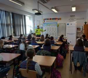 IPJ la datorie! Proiectul „Ia atitudine, spune stop violenței!” în școli! 1 scoala politie - IPJ la datorie! Proiectul „Ia atitudine, spune stop violenței!” în școli!