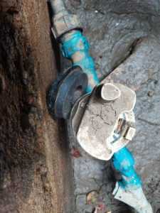 Cum reuşeste un parc auto cu două unităţi de alimentaţie publică (bar-restaurant) să nu plătească factura pentru apă şi canalizare? 1 furt apă