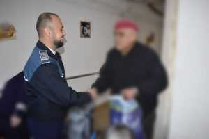 (Video) Polițiștii argeșeni au oferit cadouri persoanelor vârstnice: „Să nu ne uităm bătrânii!” 2 polițiștii argeșeni