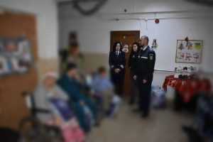 (Video) Polițiștii argeșeni au oferit cadouri persoanelor vârstnice: „Să nu ne uităm bătrânii!” 1 polițiștii argeșeni