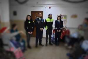 (Video) Polițiștii argeșeni au oferit cadouri persoanelor vârstnice: „Să nu ne uităm bătrânii!” 1 polițiștii argeșeni