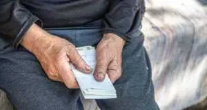 Un pensionar a pierdut 5.000 de dolari la ieșirea din bancă. Banii erau pentru operație! 1 Sursa Playtech.ro