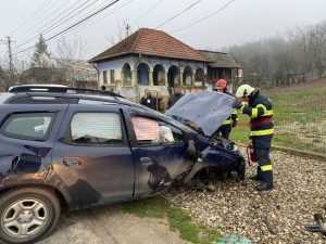 accident masina - Încă un accident în Argeș! Intervin pompierii