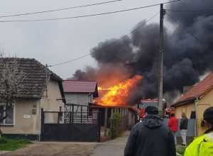 casa incendiu - ACUM! Incendiu la o casă în Argeș!