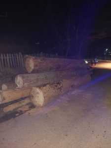 lemne busteni noapte - Bușteni căzuți din remorcă unui autocamion în Argeș!